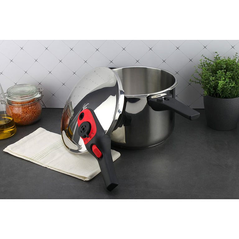 Olla a presión Magefesa Activa 2 en ambiente de cocina junto a ingredientes frescos, resaltando su acabado espejo.