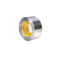 Rollo de cinta de aluminio 3M 425 profesional con acabado metálico brillante y núcleo amarillo.
