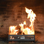 Cesta metálica con pellets encendidos dentro de una chimenea de ladrillo mostrando llama constante