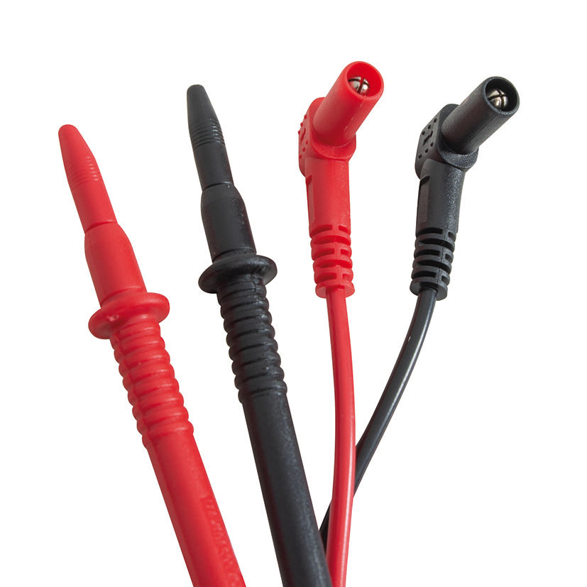 Detalle de las puntas de prueba roja y negra con conectores de seguridad para multímetro