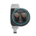 Programador de riego GARDENA Water Control Easy Plus con dos diales de control naranjas y cuerpo gris resistente