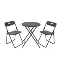 Conjunto de terraza Grace con mesa redonda y dos sillas plegables de metal negro con diseño perforado.