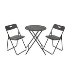 Conjunto de terraza Grace con mesa redonda y dos sillas plegables de metal negro con diseño perforado.