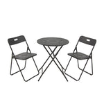 Conjunto de terraza Grace con mesa redonda y dos sillas plegables de metal negro con diseño perforado.
