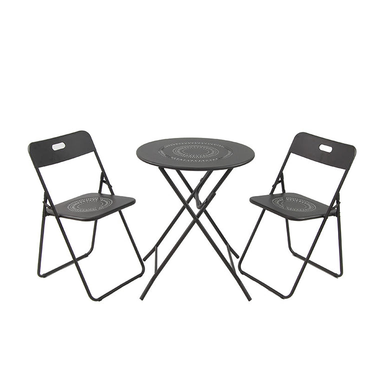 Conjunto de terraza Grace con mesa redonda y dos sillas plegables de metal negro con diseño perforado.