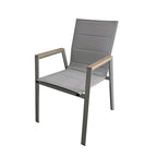 Silla de jardín KMUS apilable con asiento de textilene gris y reposabrazos de polimadera.