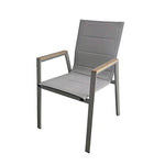 Silla de jardín KMUS apilable con asiento de textilene gris y reposabrazos de polimadera.