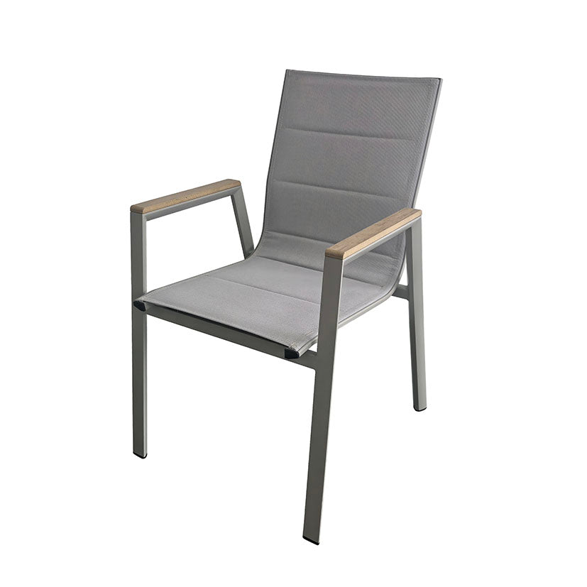 Silla de jardín KMUS apilable con asiento de textilene gris y reposabrazos de polimadera.