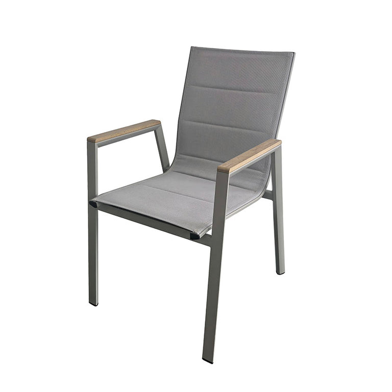 Silla de jardín KMUS apilable con asiento de textilene gris y reposabrazos de polimadera.