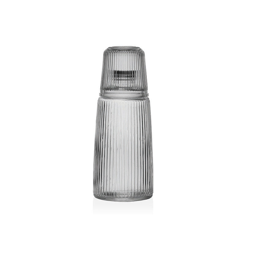 Botella de cristal acanalado Versa con vaso a juego colocado como tapa protectora