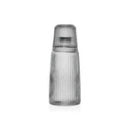 Botella de cristal acanalado Versa con vaso a juego colocado como tapa protectora