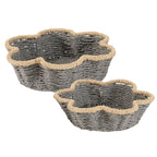Juego de dos cestas decorativas grises con forma de flor y borde crema en papel trenzado