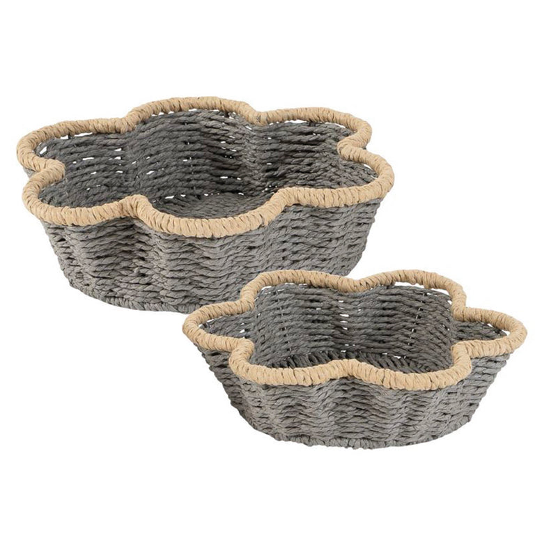 Juego de dos cestas decorativas grises con forma de flor y borde crema en papel trenzado