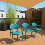 Tres sillas Solaz azules dispuestas en una terraza exterior con decoración moderna.