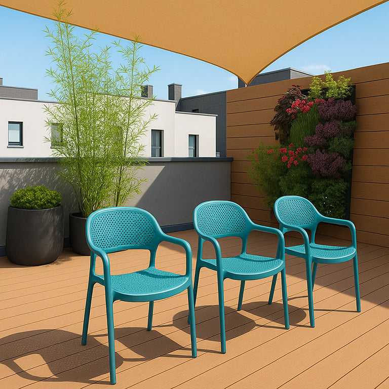 Tres sillas Solaz azules dispuestas en una terraza exterior con decoración moderna.