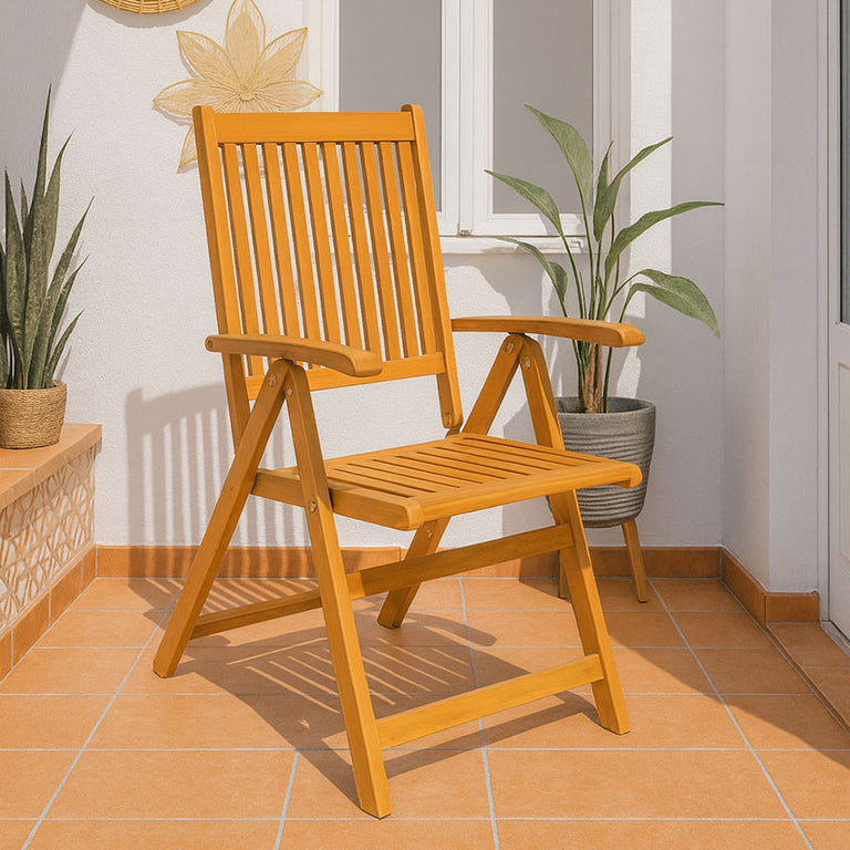 Silla de madera Mediterráneo en una terraza soleada mostrando su diseño ergonómico y acabado natural.