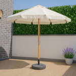 Parasol de madera de 3 metros color crudo con mástil de abeto barnizado en terraza con seto verde.