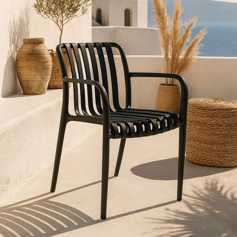 Silla de terraza Greta color negro en ambiente exterior mediterráneo con decoración minimalista