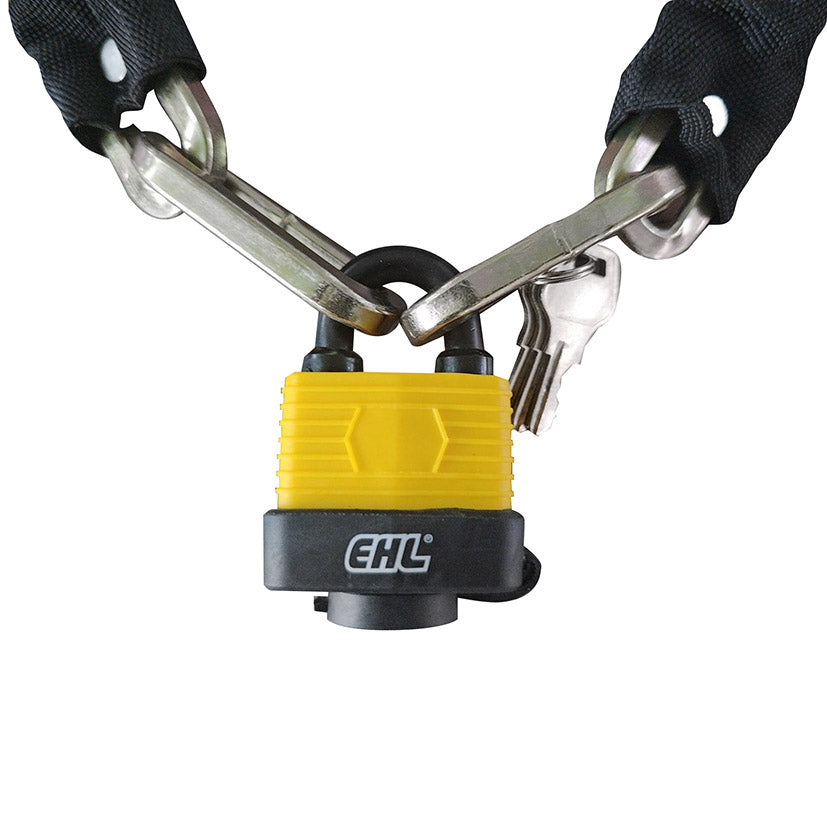 Primer plano del candado amarillo impermeable EHL y eslabones de acero de la cadena de seguridad.