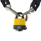 Primer plano del candado amarillo impermeable EHL y eslabones de acero de la cadena de seguridad.