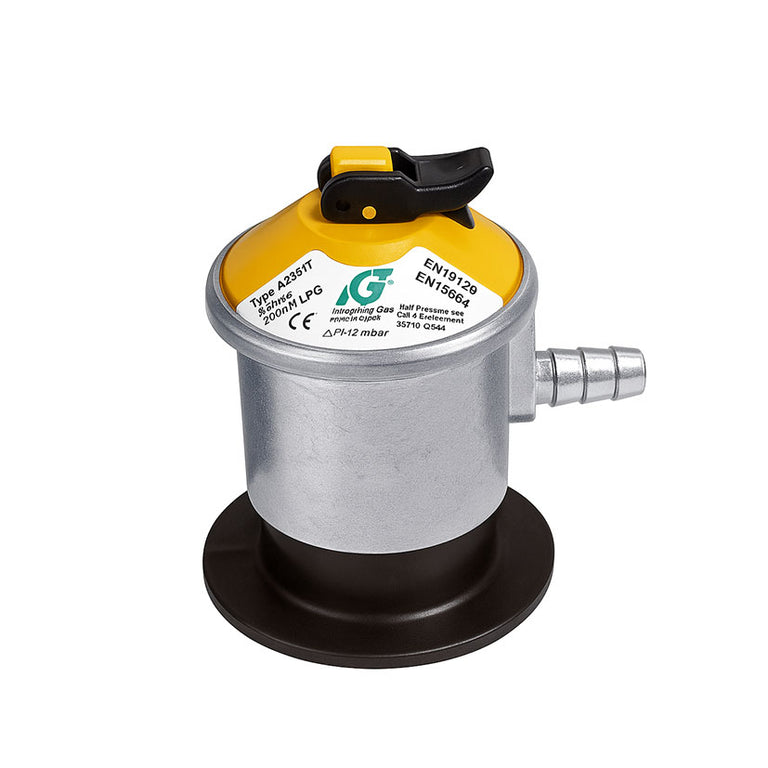 Regulador de gas GLP industrial de 50 mbar con tapa amarilla, palanca de seguridad y cuerpo metálico pulido.