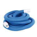 Manguera azul corrugada autoflotante para limpieza de piscinas con manguitos blancos en los extremos.
