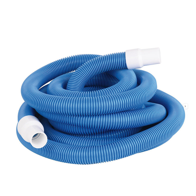 Manguera azul corrugada autoflotante para limpieza de piscinas con manguitos blancos en los extremos.