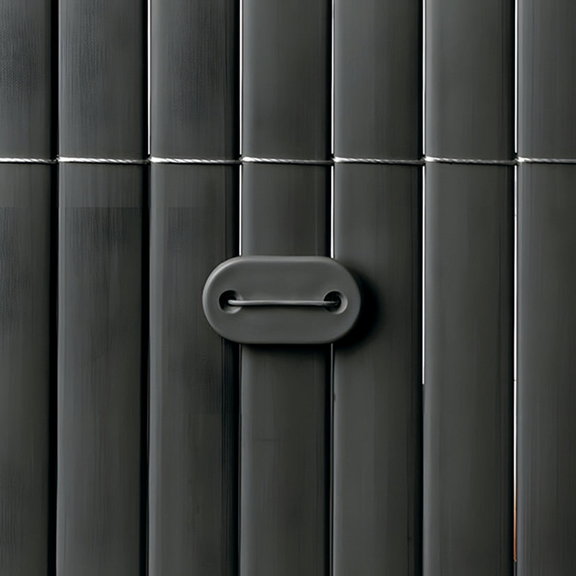 Detalle de fijación para cañizo de PVC en color gris antracita con alambre de sujeción.