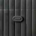 Detalle de fijación para cañizo de PVC en color gris antracita con alambre de sujeción.