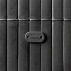 Detalle de fijación para cañizo de PVC en color gris antracita con alambre de sujeción.