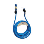 Manguera de jardín azul enrollada en soporte metálico Aqua Control instalado en pared exterior.
