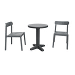Conjunto de terraza RESOL IVY con mesa redonda y dos sillas de resina gris antracita sobre fondo blanco.