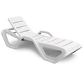 Tumbona monoblock blanca de polietileno con respaldo reclinable para piscina