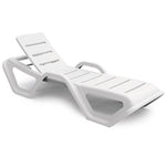Tumbona monoblock blanca de polietileno con respaldo reclinable para piscina