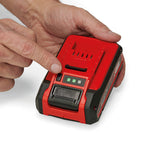 Primer plano de usuario pulsando el botón del indicador LED de nivel de carga en batería Einhell.