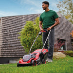 Hombre utilizando el cortacésped inalámbrico Einhell en un jardín residencial destacando su ergonomía y facilidad de uso.