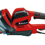 Primer plano de la empuñadura ergonómica y controles de seguridad del cortasetos Einhell
