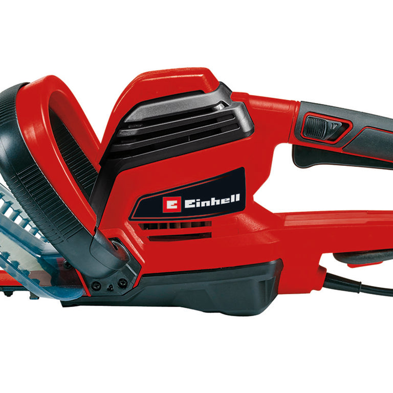 Primer plano de la empuñadura ergonómica y controles de seguridad del cortasetos Einhell