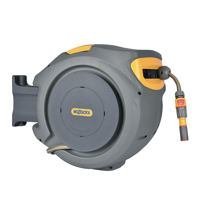 Enrollador automático Hozelock Auto Reel gris y amarillo con manguera extendida y boquilla de riego.