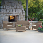 Conjunto de muebles de jardín Keter Salemo color capuchino con sofá, sillones y mesa auxiliar en una terraza con chimenea.