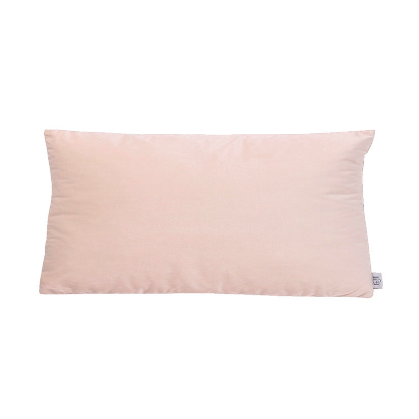 Cojín rectangular 30x50 cm color rosa palo con textura aterciopelada y relleno de fibra.