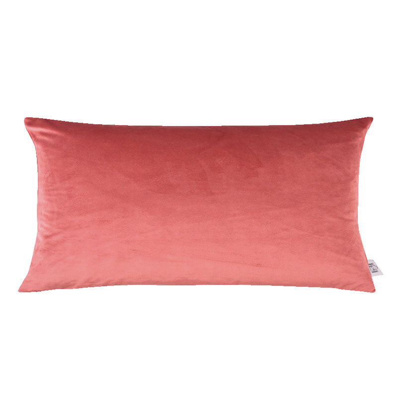 Cojín rectangular 30x50 cm color rosa intenso con acabado soft y relleno mullido.