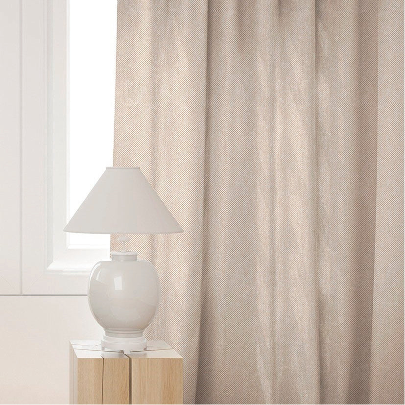 Cortina con ollaos Yacu color beige de 140x250 cm instalada en ventana