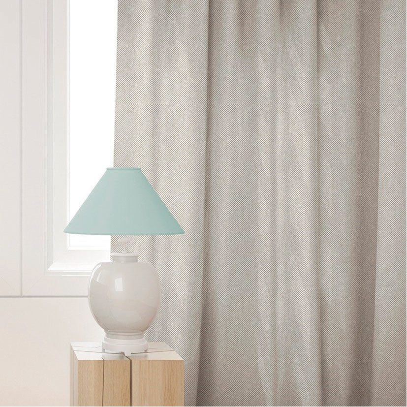 Cortina con ollaos Yacu color gris de 140x250 cm con caída elegante
