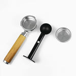 Accesorios cafetera JOCCA: portafiltros con mango de madera, filtro metálico y cuchara dosificadora con prensador.