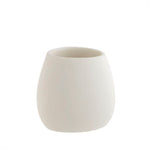 Vaso portacepillos de resina blanca con forma orgánica y acabado mate