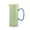 Jarra de borosilicato PENGO 1,3L de cuerpo verde translúcido con asa azul y diseño cilíndrico minimalista