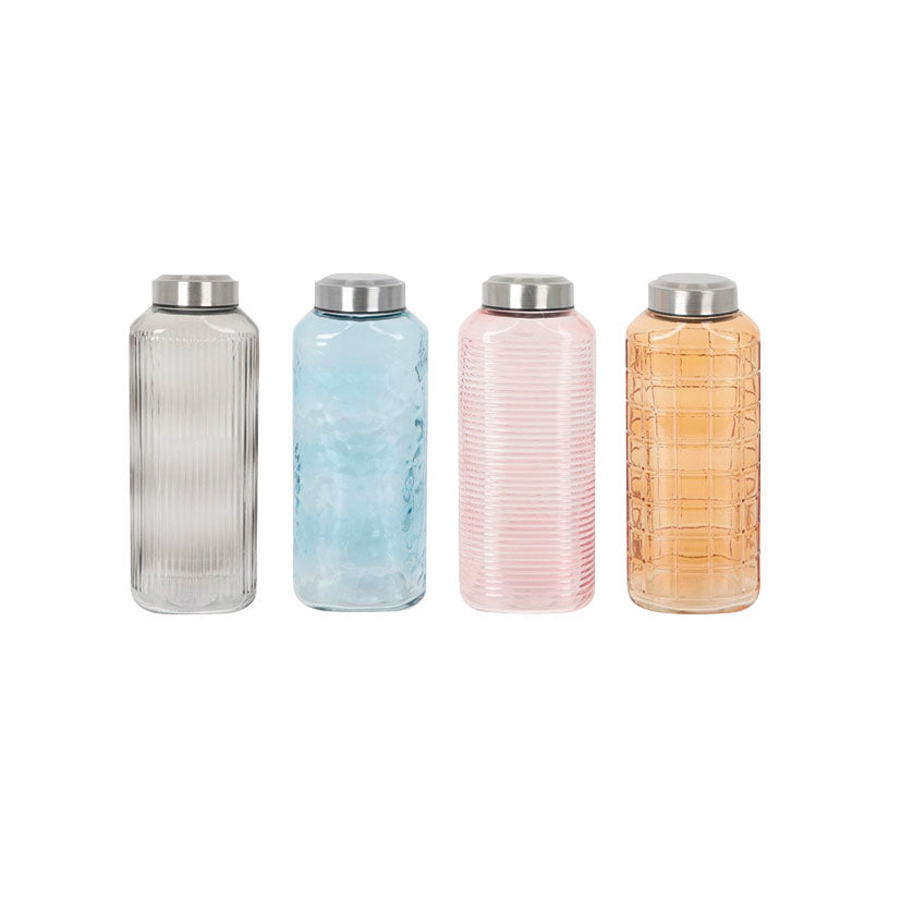 Cuatro botellas de vidrio texturizado en colores gris, azul, rosa y ámbar con tapón de acero.