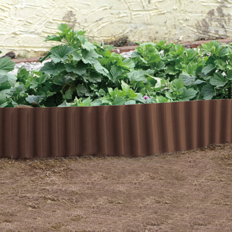 Bordura de jardín flexible Faura color marrón de 15 cm de altura delimitando plantas verdes en parterre