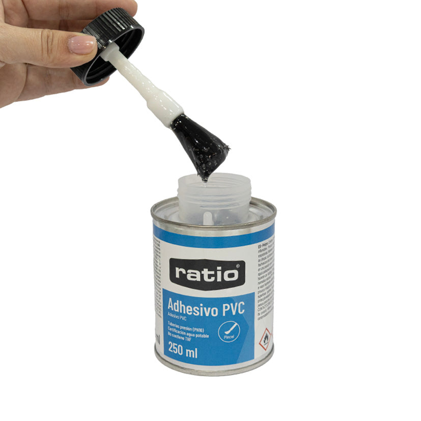 Aplicación de adhesivo PVC RATIO con el pincel integrado para evitar goteos y asegurar el sellado.